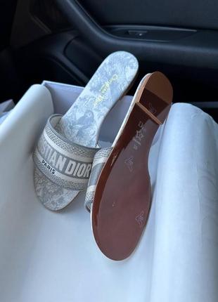 Женские шлепанцы в стиле cr. dior sandal white/grey premium.6 фото