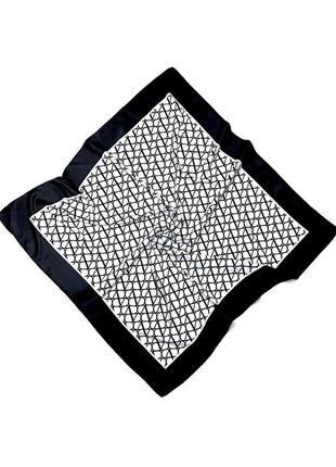 Брендова хустка із м'якої віскози.