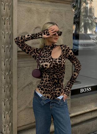 Жіноче боді з актуальним вирізом
розмірний ряд s,m,l,xl 42,44,46,48
