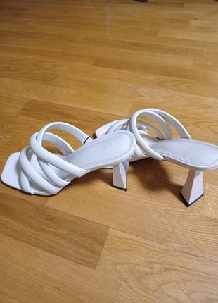 Босоніжки на підборах