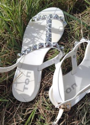 Белые летние сандали с декором4 фото