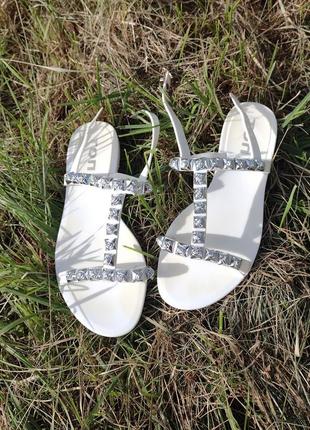 Белые летние сандали с декором2 фото