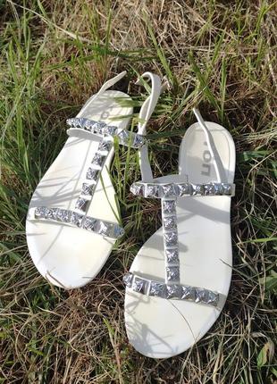 Белые летние сандали с декором3 фото
