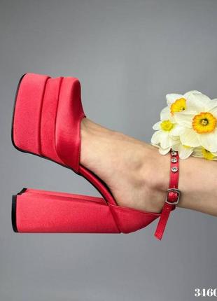 Женские атласные туфли на высокой платформе и каблуке на ремешке с камнями6 фото