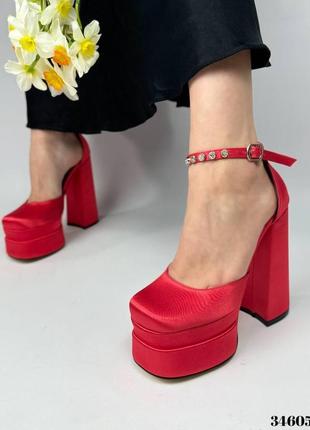 Женские атласные туфли на высокой платформе и каблуке на ремешке с камнями5 фото