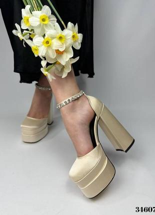 Женские атласные туфли на высокой платформе и каблуке на ремешке с камнями4 фото