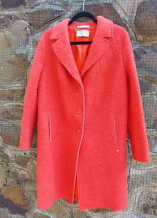 Яркое пальто из шерсти