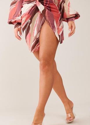 Мини-юбка с разрезом спереди и принтом розовым prettylittlething размер 342 фото