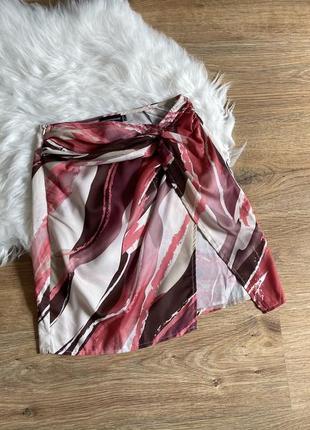 Мини-юбка с разрезом спереди и принтом розовым prettylittlething размер 346 фото