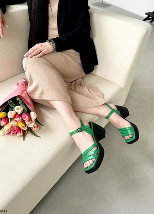 Красивые кожаные босоножки на удобных толстых каблуках черные белые бежевые зеленые5 фото