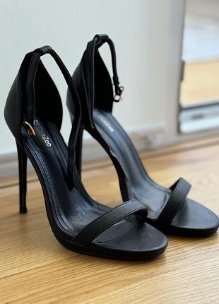 Босоніжки чорні на каблуці