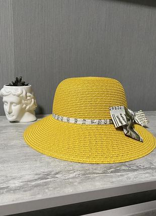 Яркая шляпа из искусственной соломы, желтая панама