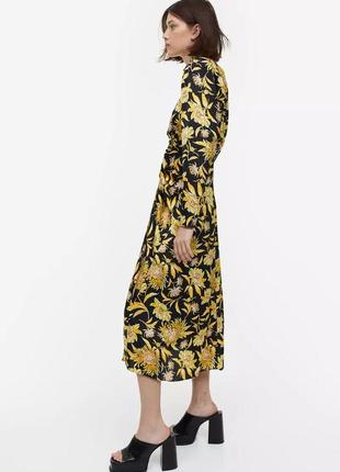 Новое женственное, черное атласное коктейльное платье h&m с цветочным принтом h&m s/36