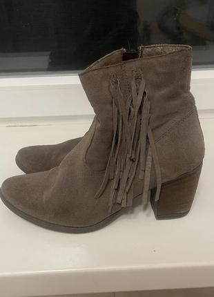 Чоботи з бохромою