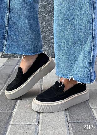 Чорні жіночі лофери туфлі на бежевій підошві з натуральної замші замшеві лофери туфлі