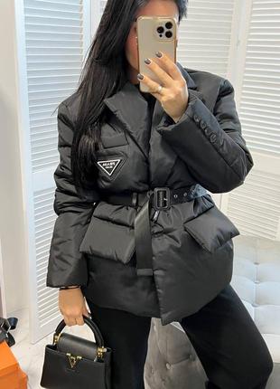 Є відео куртка в стилі prada чорна з поясом коротка