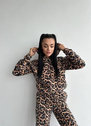 Костюм в трендовому принті лео