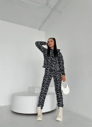 Костюм в трендовому принті лео