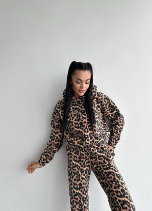 Костюм в трендовому принті лео
