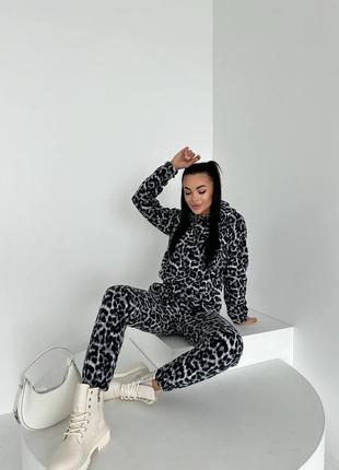 Костюм в трендовому принті лео