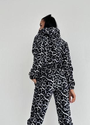 Костюм в трендовому принті лео