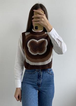 Укороченная вязаная жилетка с актуальным принтом бабочки