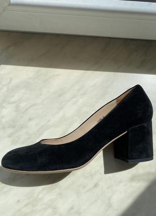 Классические черные замшевые туфли на каблуке с круглым носком2 фото