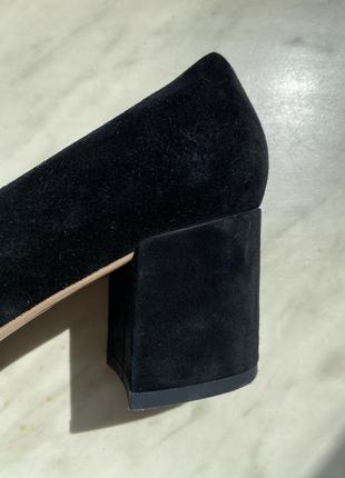 Класичні чорні замшеві туфлі на підборах з круглим носком3 фото