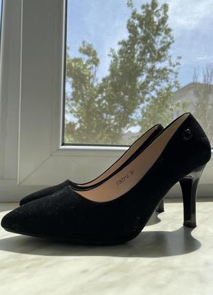 Черные классические замшевые туфли на каблуке с острым носком