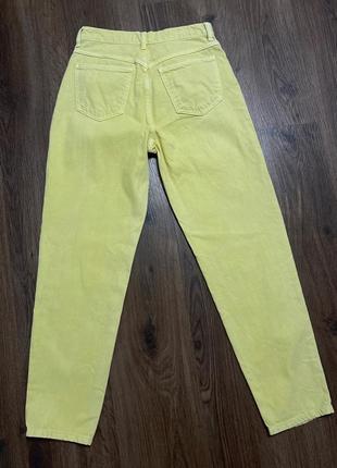 Джинсы mango пастельного желтого лимонного цвета джинсы mom мм размер s 100% хлопок7 фото