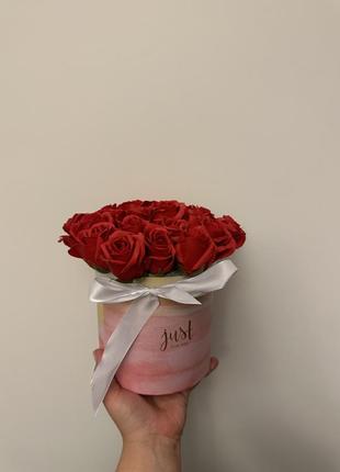 Подарунковий набір з 21 мильної червоної троянди