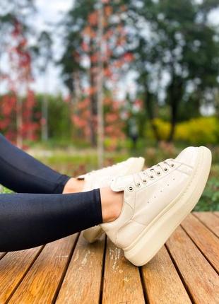 Alexander mcqueen аккуратные женские кожаные кроссовки маквин бежевые (весна-лето-осень)😍5 фото