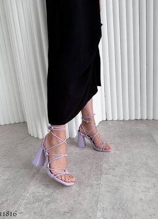 Босоножки сандали фиолетовые лиловые на высоком каблуке широком устойчивом на завязках4 фото