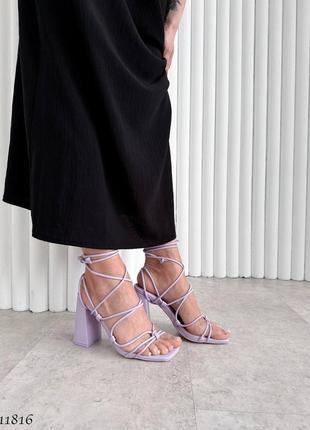 Босоножки сандали фиолетовые лиловые на высоком каблуке широком устойчивом на завязках3 фото