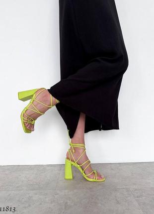 Босоножки сандали желтые зеленые на высоком каблуке устойчивом широком квадратном с завязками5 фото