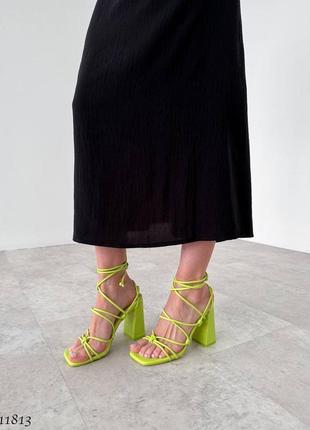 Босоножки сандали желтые зеленые на высоком каблуке устойчивом широком квадратном с завязками7 фото