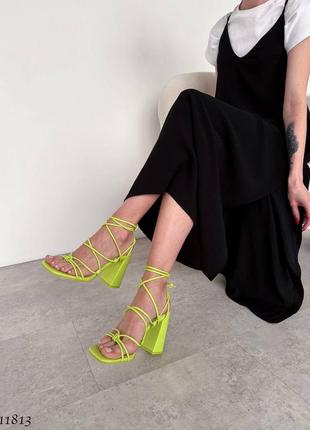 Босоножки сандали желтые зеленые на высоком каблуке устойчивом широком квадратном с завязками8 фото