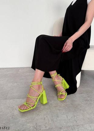 Босоножки сандали желтые зеленые на высоком каблуке устойчивом широком квадратном с завязками10 фото