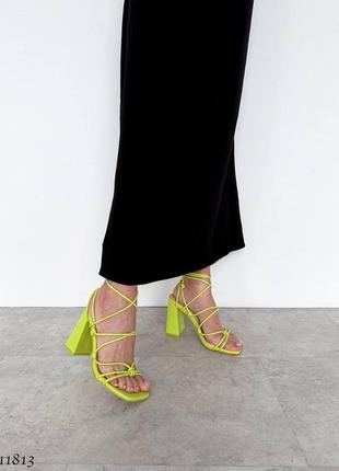 Босоножки сандали желтые зеленые на высоком каблуке устойчивом широком квадратном с завязками9 фото