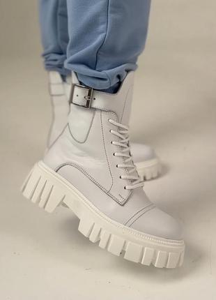 Белые высокие ботинки с пряжками1 фото