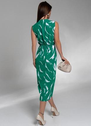 Зеленое платье на запах с принтом3 фото