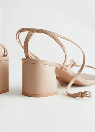 Кожаные босоножки на каблуке с ремешками4 фото