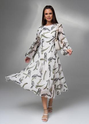 Бело-оливковое принтованное платье из шифона