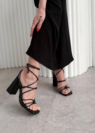Черные женские босоножки с цепочками перепонками на каблуке