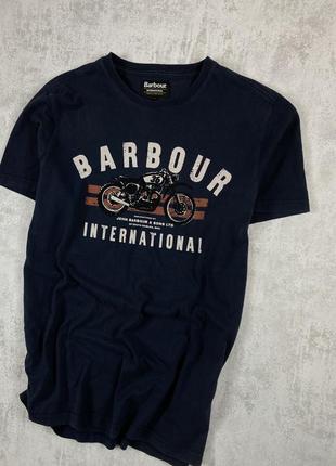 Темно-синяя футболка barbour international с ярким логотипом мотоцикла – стиль и скорость в каждом шаге3 фото