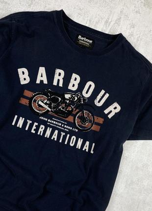 Темно-синяя футболка barbour international с ярким логотипом мотоцикла – стиль и скорость в каждом шаге2 фото