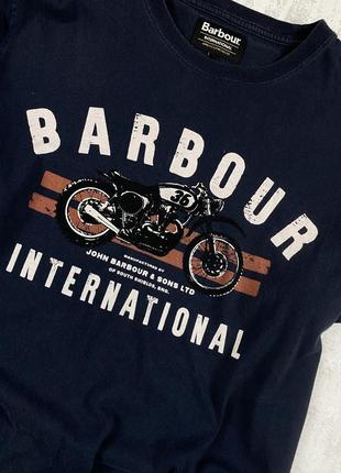 Темно-синяя футболка barbour international с ярким логотипом мотоцикла – стиль и скорость в каждом шаге4 фото
