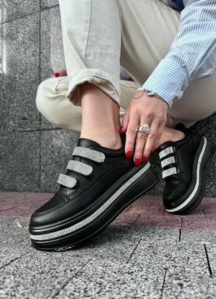 Чорні шкіряні жіночі снікерси кросівки на липучках у каменях на високій підошві3 фото