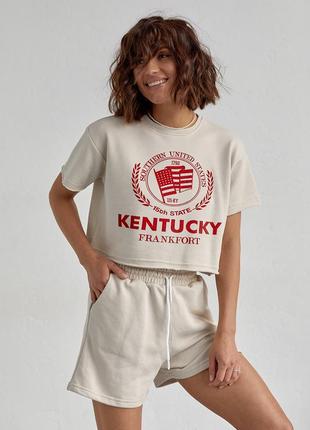 Женский спортивный комплект с шортами и футболкой