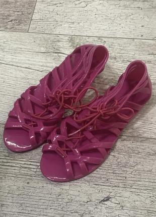 Силиконовые босоножки мыльницы на шнурках-резинках цвет - ярко-розовый, фуксия размер 34 35